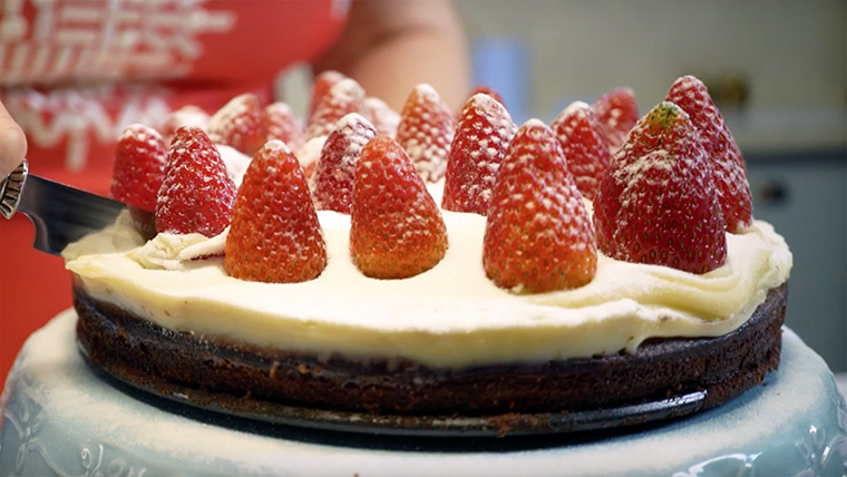 Torta de brownie com morangos