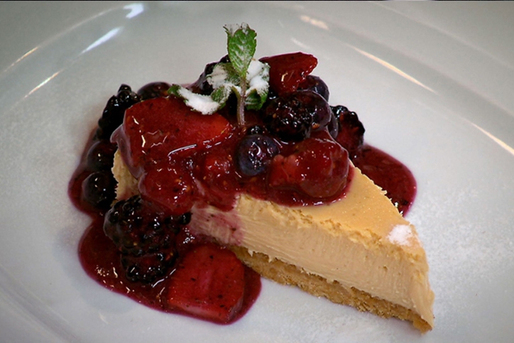 Cheesecake de doce de leite com frutas vermelhas