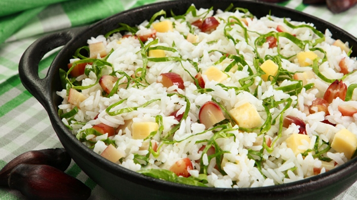 Arroz com pinhão, couve e queijo coalho