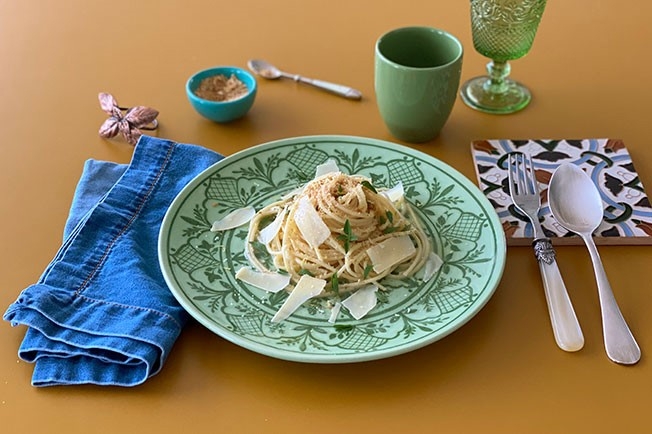 Macarrão com manteiga, limão e lascas de parmesão