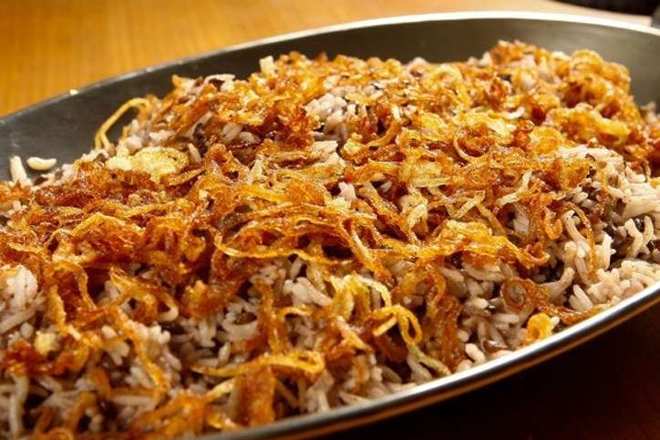 Arroz de lentilhas com cebolas fritas