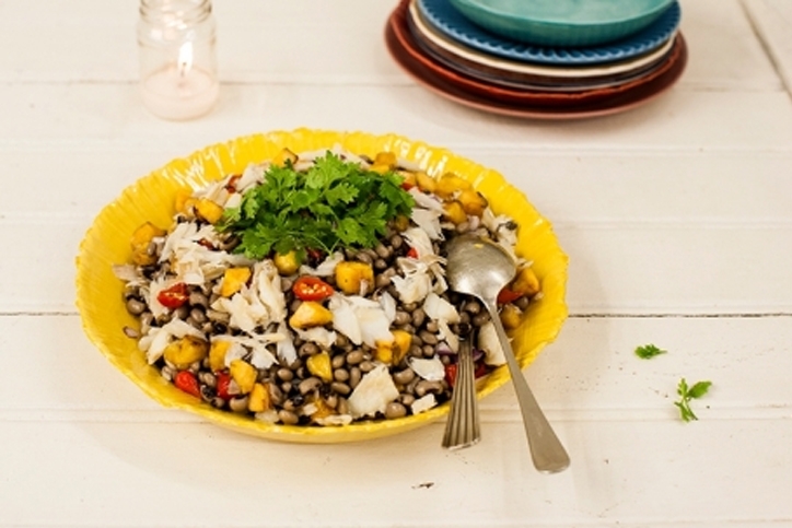 Salada de bacalhau com feijão fradinho e banana da terra