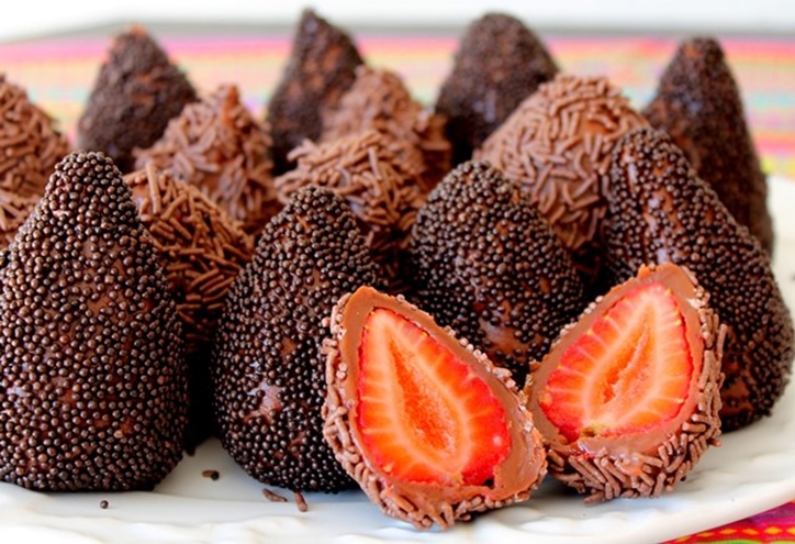 Coxinha de brigadeiro com morango