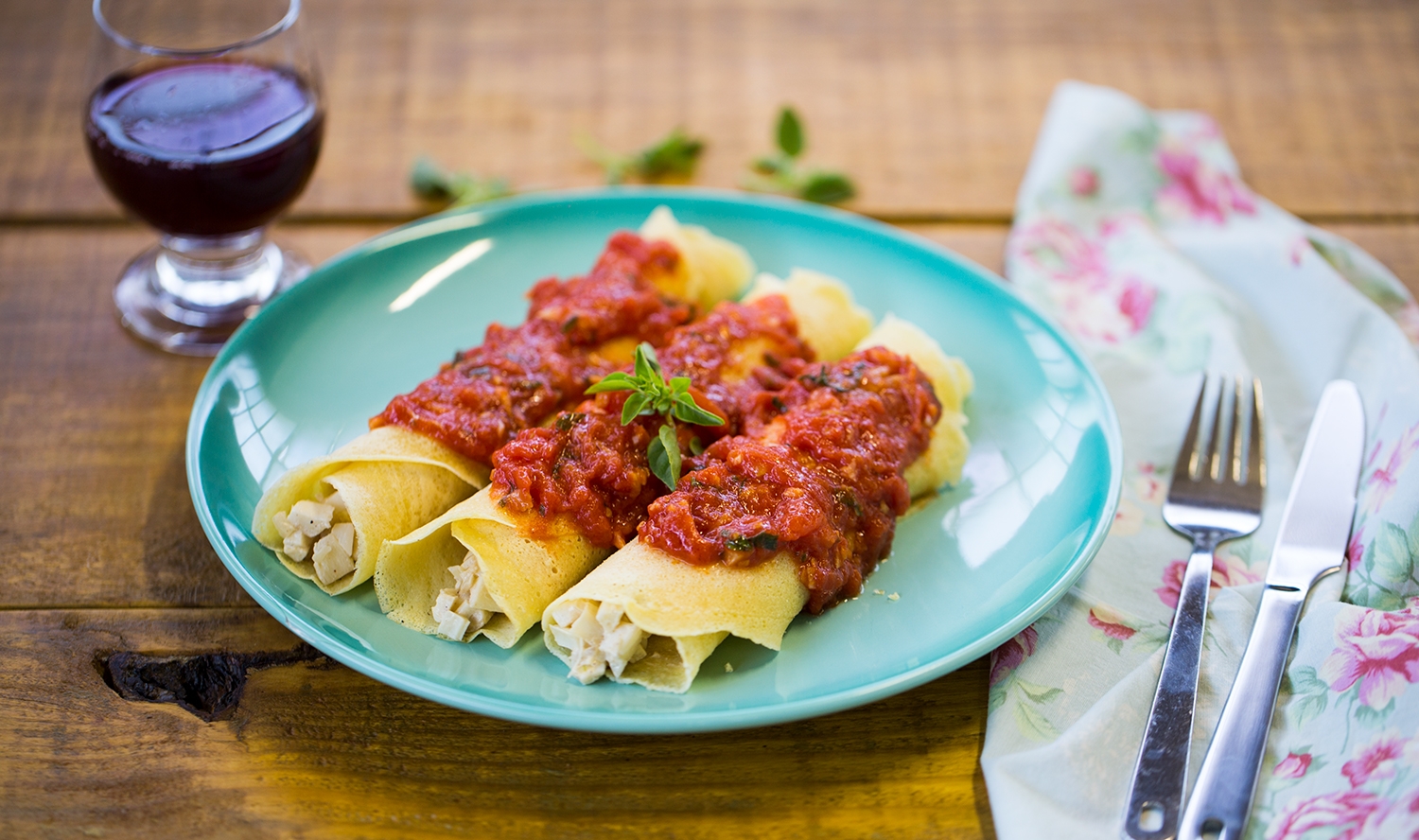 Panqueca de grão de bico recheada de palmito ao molho de tomate e manjericão