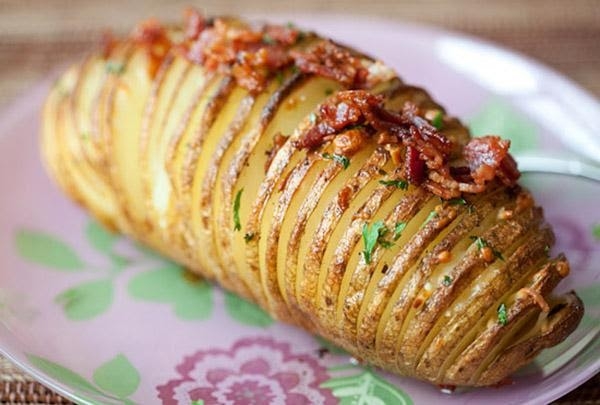 Batatas hasselback ou batatas laminadas assadas