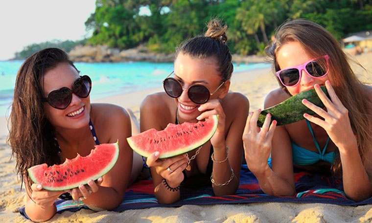 Vai comer na praia? Saiba como evitar riscos para a saúde